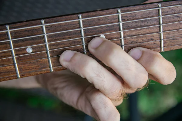 Mão Masculina Tocando Cordas Guitarra Perto Natureza — Fotografia de Stock