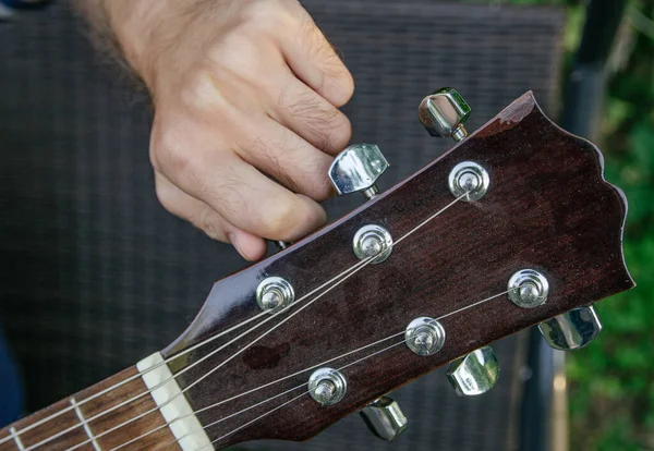 Nahaufnahme Einer Männlichen Hand Die Die Stimmwirbel Einem Gitarrenhals Verdreht — Stockfoto