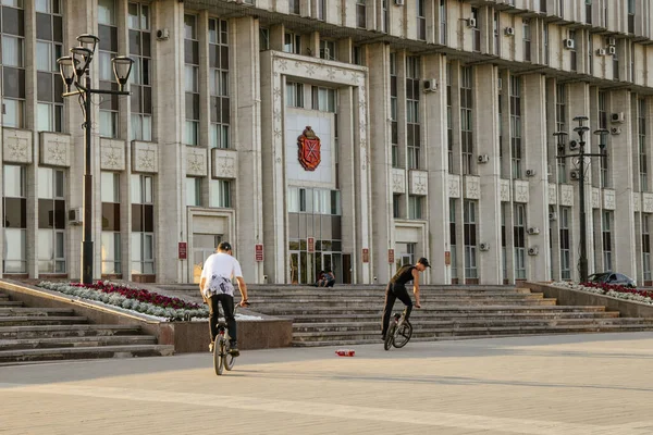 2021 Rússia Tula Lenin Square Dois Jovens Andam Bicicleta Contexto — Fotografia de Stock