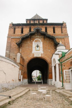 08 / 21 / 2021 Rusya, Kolomna. Kolomna Kremlin 'in korunmuş ön kapısı.