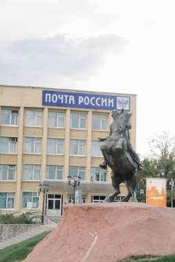 08.21.2021, Rusya, Ryazan. Ryazan Valisi Yevpatiy Kolovrat anıtı. Posta Meydanı 'nın süslemesi, yükselen bir atın üzerinde bronz bir binicidir..