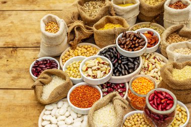 Değişik fasulye ve tahıl çeşitleri. Sağlıklı bir yaşam tarzı için vazgeçilmez protein kaynakları. Eski tahta arka plan, kapat