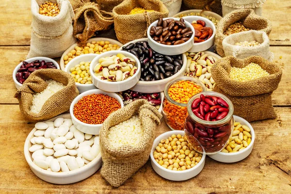 Değişik fasulye ve tahıl çeşitleri. Sağlıklı bir yaşam tarzı için vazgeçilmez protein kaynakları. Eski tahta arka plan, kapat