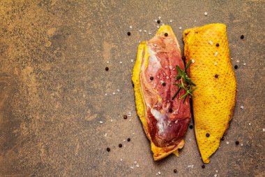 Çiğ ördek göğsü, deniz tuzu, taze biberiye ve karabiberli mısır. Kümes hayvanları, doğal BIO ürünü, evcil kümes hayvanı. Taş beton zemin, üst görünüm