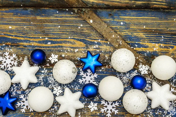 Kerst Nieuwjaar Feestelijke Achtergrond Witte Blauwe Kerstballen Sterren Sneeuwvlokken Verspreide — Stockfoto