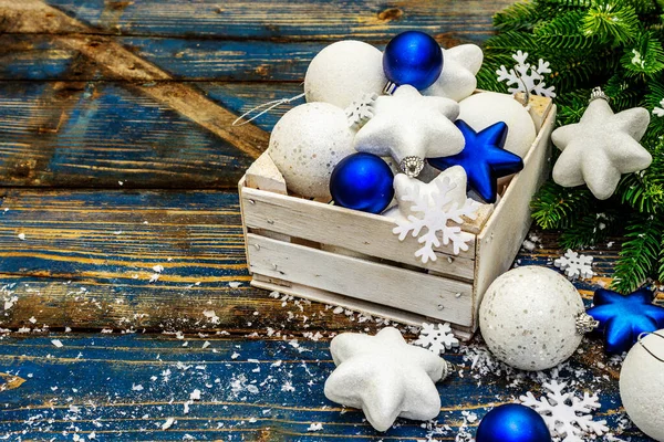 Bolas Estrellas Navidad Blancas Azules Ramas Abeto Copos Nieve Fondo —  Fotos de Stock