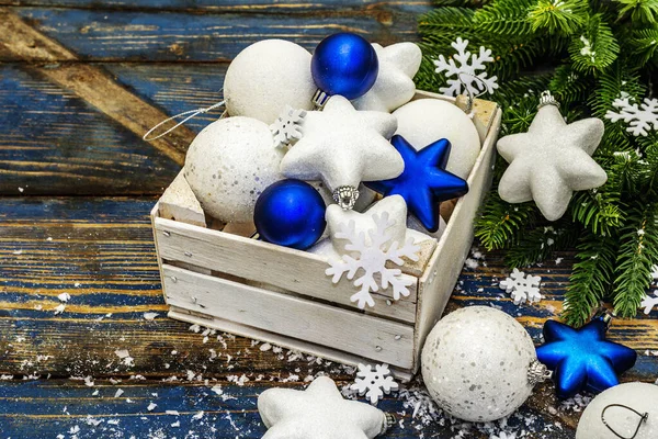 Białe Niebieskie Kulki Świąteczne Gwiazdy Gałązki Jodły Płatki Śniegu Uroczyste — Zdjęcie stockowe