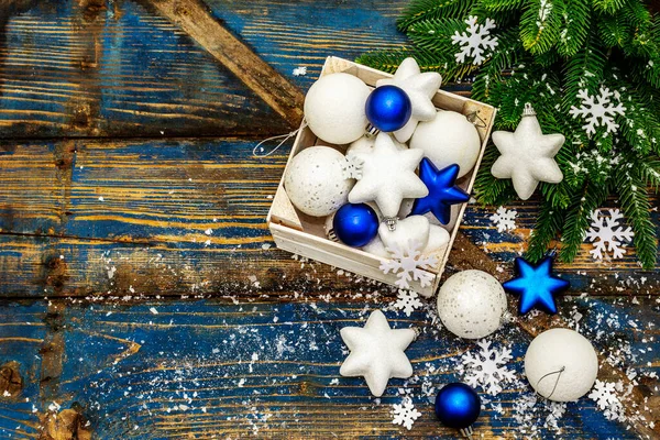Białe Niebieskie Kulki Świąteczne Gwiazdy Gałązki Jodły Płatki Śniegu Uroczysty — Zdjęcie stockowe