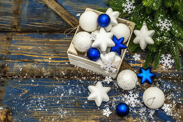 Bolas Estrellas Navidad Blancas Azules Ramas Abeto Copos Nieve Fondo —  Fotos de Stock