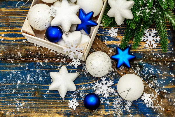 Bolas Estrellas Navidad Blancas Azules Ramas Abeto Copos Nieve Fondo —  Fotos de Stock