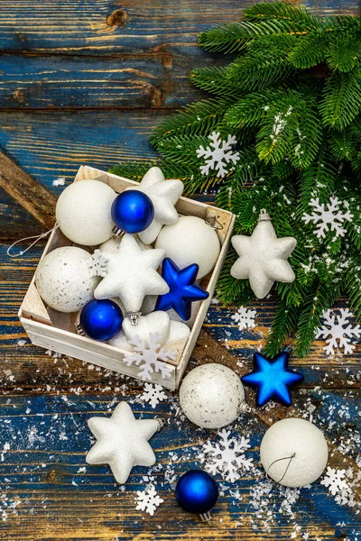Białe Niebieskie Kulki Świąteczne Gwiazdy Gałązki Jodły Płatki Śniegu Uroczysty — Zdjęcie stockowe