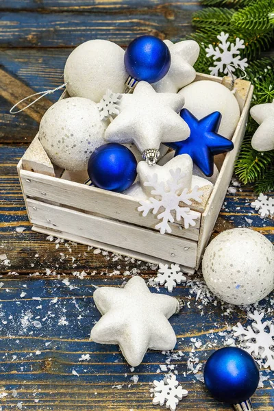 Białe Niebieskie Kulki Świąteczne Gwiazdy Gałązki Jodły Płatki Śniegu Uroczyste — Zdjęcie stockowe