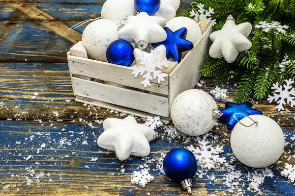 Vita Och Blå Julbollar Och Stjärnor Grangrenar Och Snöflingor Festlig — Stockfoto