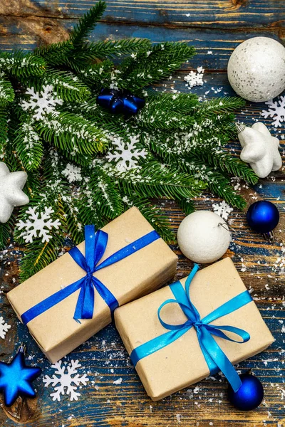 크리스마스나 선물로 상록수 나뭇가지 축제의 눈송이를 받는다 색조를 나무판 위쪽을 — 스톡 사진
