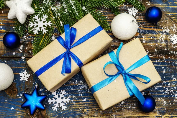크리스마스나 선물로 상록수 나뭇가지 축제의 눈송이를 받는다 색조를 나무판 위쪽을 — 스톡 사진