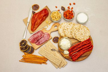 Şarküteri köşkü yapmak için gerekli malzemeler. En yeni Noel yemeği modası için çeşitli ürünler. Yılbaşı evi binası, taş beton arka plan, üst manzara.