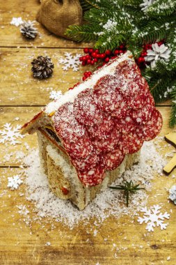 Şarküteri köşkü ya da Noel 'in en yeni yemek modası olarak Et Kulübesi. Geleneksel dekoru ve sembolleri olan yeni yıl keto kurabiyesi evi. Beyaz kar arkaplanı, kopyalama alanı