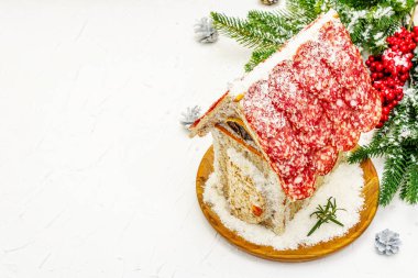 Şarküteri köşkü ya da Noel 'in en yeni yemek modası olarak Et Kulübesi. Geleneksel dekoru ve sembolleri olan yeni yıl keto kurabiyesi evi. Beyaz kar arkaplanı, kopyalama alanı