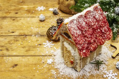 Şarküteri köşkü ya da Noel 'in en yeni yemek modası olarak Et Kulübesi. Geleneksel dekoru ve sembolleri olan yeni yıl keto kurabiyesi evi. Beyaz kar arkaplanı, kopyalama alanı