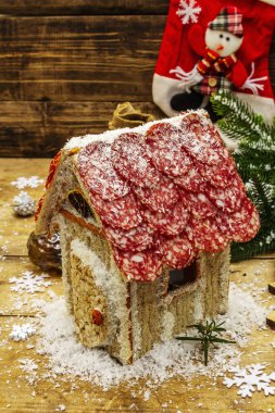 Şarküteri köşkü ya da Noel 'in en yeni yemek modası olarak Et Kulübesi. Geleneksel dekoru ve sembolleri olan yeni yıl keto kurabiyesi evi. Beyaz kar arkaplanı, kopyalama alanı