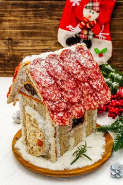 Şarküteri köşkü ya da Noel 'in en yeni yemek modası olarak Et Kulübesi. Geleneksel dekoru ve sembolleri olan yeni yıl keto kurabiyesi evi. Beyaz kar arkaplanı, kopyalama alanı