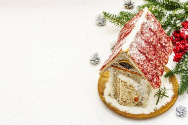 Şarküteri köşkü ya da Noel 'in en yeni yemek modası olarak Et Kulübesi. Geleneksel dekoru ve sembolleri olan yeni yıl keto kurabiyesi evi. Beyaz kar arkaplanı, kopyalama alanı