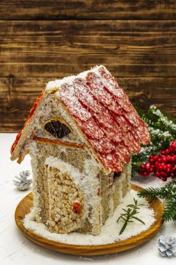 Şarküteri köşkü ya da Noel 'in en yeni yemek modası olarak Et Kulübesi. Geleneksel dekoru ve sembolleri olan yeni yıl keto kurabiyesi evi. Beyaz kar arkaplanı, kopyalama alanı