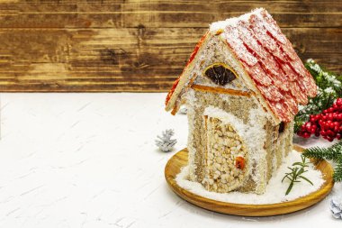 Şarküteri köşkü ya da Noel 'in en yeni yemek modası olarak Et Kulübesi. Geleneksel dekoru ve sembolleri olan yeni yıl keto kurabiyesi evi. Beyaz kar arkaplanı, kopyalama alanı