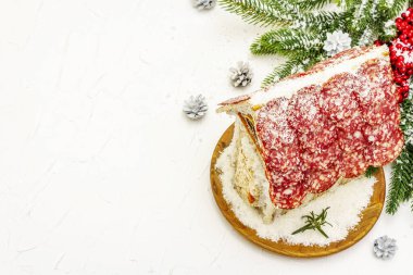 Şarküteri köşkü ya da Noel 'in en yeni yemek modası olarak Et Kulübesi. Geleneksel dekoru ve sembolleri olan yeni yıl keto kurabiyesi evi. Beyaz kar arkaplanı, kopyalama alanı
