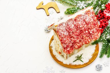 Şarküteri köşkü ya da Noel 'in en yeni yemek modası olarak Et Kulübesi. Geleneksel dekoru ve sembolleri olan yeni yıl keto kurabiyesi evi. Beyaz kar arkaplanı, kopyalama alanı