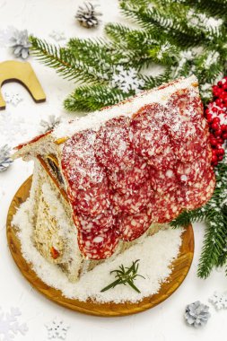 Şarküteri köşkü ya da Noel 'in en yeni yemek modası olarak Et Kulübesi. Geleneksel dekoru ve sembolleri olan yeni yıl keto kurabiyesi evi. Beyaz kar arkaplanı, kopyalama alanı