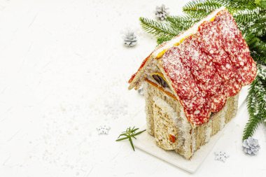 Şarküteri köşkü ya da Noel 'in en yeni yemek modası olarak Et Kulübesi. Geleneksel dekoru ve sembolleri olan yeni yıl keto kurabiyesi evi. Beyaz kar arkaplanı, kopyalama alanı