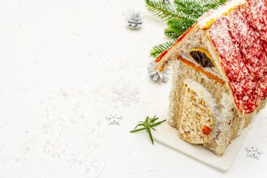 Şarküteri köşkü ya da Noel 'in en yeni yemek modası olarak Et Kulübesi. Geleneksel dekoru ve sembolleri olan yeni yıl keto kurabiyesi evi. Beyaz kar arkaplanı, kopyalama alanı