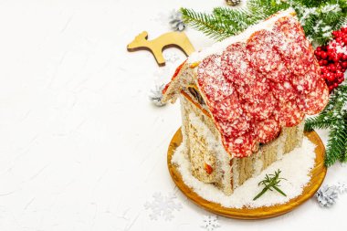 Şarküteri köşkü ya da Noel 'in en yeni yemek modası olarak Et Kulübesi. Geleneksel dekoru ve sembolleri olan yeni yıl keto kurabiyesi evi. Beyaz kar arkaplanı, kopyalama alanı