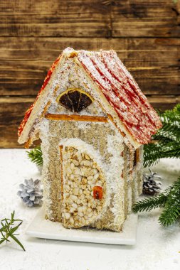 Şarküteri köşkü ya da Noel 'in en yeni yemek modası olarak Et Kulübesi. Geleneksel dekoru ve sembolleri olan yeni yıl keto kurabiyesi evi. Beyaz kar arkaplanı, kopyalama alanı