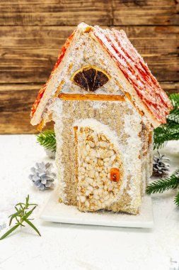 Şarküteri köşkü ya da Noel 'in en yeni yemek modası olarak Et Kulübesi. Geleneksel dekoru ve sembolleri olan yeni yıl keto kurabiyesi evi. Beyaz kar arkaplanı, kopyalama alanı