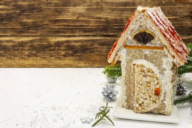 Şarküteri köşkü ya da Noel 'in en yeni yemek modası olarak Et Kulübesi. Geleneksel dekoru ve sembolleri olan yeni yıl keto kurabiyesi evi. Beyaz kar arkaplanı, kopyalama alanı