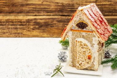 Şarküteri köşkü ya da Noel 'in en yeni yemek modası olarak Et Kulübesi. Geleneksel dekoru ve sembolleri olan yeni yıl keto kurabiyesi evi. Beyaz kar arkaplanı, kopyalama alanı