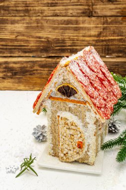 Şarküteri köşkü ya da Noel 'in en yeni yemek modası olarak Et Kulübesi. Geleneksel dekoru ve sembolleri olan yeni yıl keto kurabiyesi evi. Beyaz kar arkaplanı, kopyalama alanı