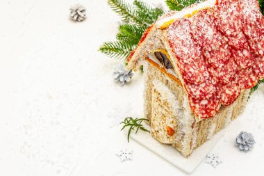 Şarküteri köşkü ya da Noel 'in en yeni yemek modası olarak Et Kulübesi. Geleneksel dekoru ve sembolleri olan yeni yıl keto kurabiyesi evi. Beyaz kar arkaplanı, kopyalama alanı