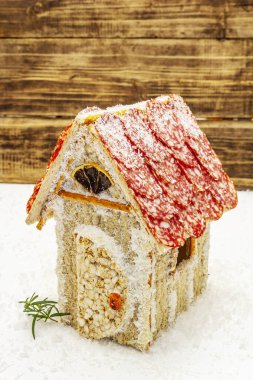 Şarküteri köşkü ya da Noel 'in en yeni yemek modası olarak Et Kulübesi. Geleneksel dekoru ve sembolleri olan yeni yıl keto kurabiyesi evi. Beyaz kar arkaplanı, kopyalama alanı