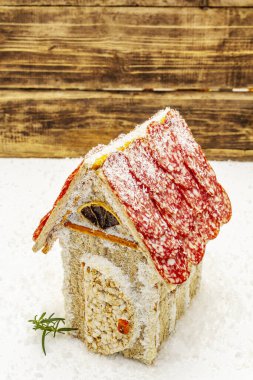 Şarküteri köşkü ya da Noel 'in en yeni yemek modası olarak Et Kulübesi. Geleneksel dekoru ve sembolleri olan yeni yıl keto kurabiyesi evi. Beyaz kar arkaplanı, kopyalama alanı