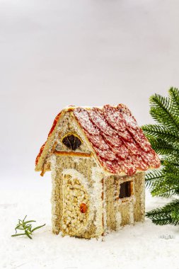 Şarküteri köşkü ya da Noel 'in en yeni yemek modası olarak Et Kulübesi. Geleneksel dekoru ve sembolleri olan yeni yıl keto kurabiyesi evi. Beyaz kar arkaplanı, kopyalama alanı