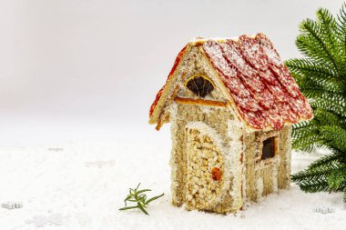 Şarküteri köşkü ya da Noel 'in en yeni yemek modası olarak Et Kulübesi. Geleneksel dekoru ve sembolleri olan yeni yıl keto kurabiyesi evi. Beyaz kar arkaplanı, kopyalama alanı