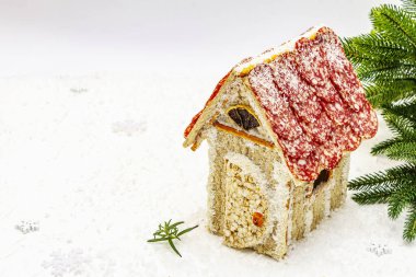 Şarküteri köşkü ya da Noel 'in en yeni yemek modası olarak Et Kulübesi. Geleneksel dekoru ve sembolleri olan yeni yıl keto kurabiyesi evi. Beyaz kar arkaplanı, kopyalama alanı