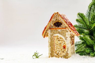 Şarküteri köşkü ya da Noel 'in en yeni yemek modası olarak Et Kulübesi. Geleneksel dekoru ve sembolleri olan yeni yıl keto kurabiyesi evi. Beyaz kar arkaplanı, kopyalama alanı