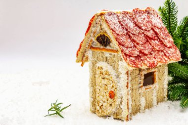 Şarküteri köşkü ya da Noel 'in en yeni yemek modası olarak Et Kulübesi. Geleneksel dekoru ve sembolleri olan yeni yıl keto kurabiyesi evi. Beyaz kar arkaplanı, kopyalama alanı