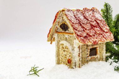 Şarküteri köşkü ya da Noel 'in en yeni yemek modası olarak Et Kulübesi. Geleneksel dekoru ve sembolleri olan yeni yıl keto kurabiyesi evi. Beyaz kar arkaplanı, kopyalama alanı