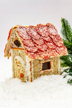 Şarküteri köşkü ya da Noel 'in en yeni yemek modası olarak Et Kulübesi. Geleneksel dekoru ve sembolleri olan yeni yıl keto kurabiyesi evi. Beyaz kar arkaplanı, kopyalama alanı