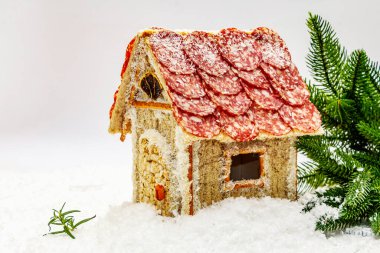 Şarküteri köşkü ya da Noel 'in en yeni yemek modası olarak Et Kulübesi. Geleneksel dekoru ve sembolleri olan yeni yıl keto kurabiyesi evi. Beyaz kar arkaplanı, kopyalama alanı